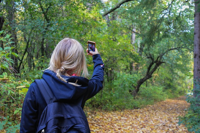 Mein Leben passt in ein Smartphone Frau-Achtsamkeit.de