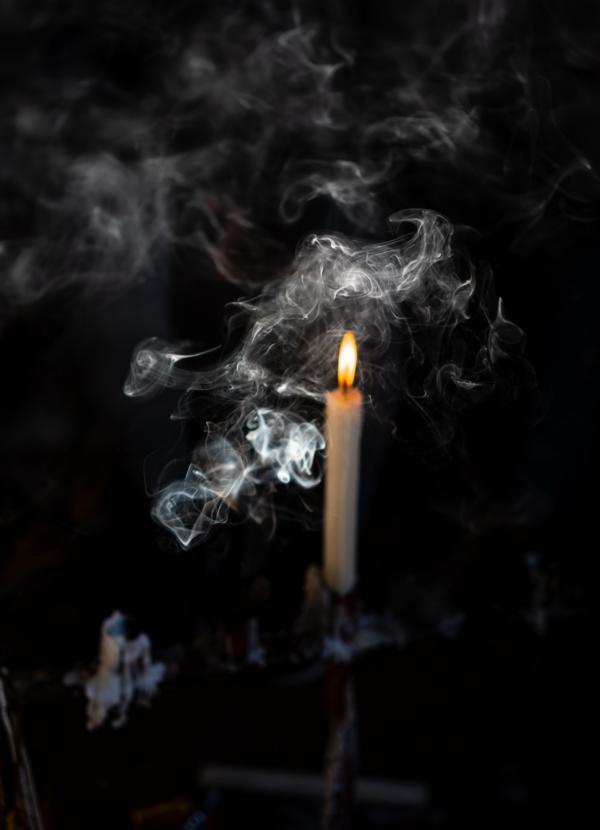 Ritual zur Wintersonnenwende Kerze entzünden
